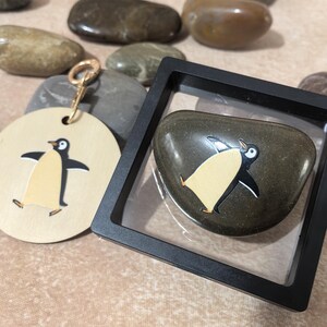 Tesouro de seixos de arte de pinguim caprichoso – conjunto de presente de pedra natural personalizado com ornamento pendurado personalizado e cartão de mensagem, presente para ela, ele