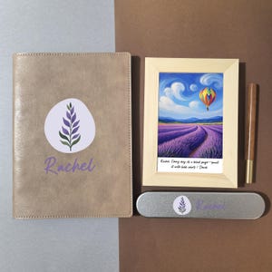 Marco con impresión artística de globo aerostático y lavanda, set de regalo personalizado con saludo, cuaderno, bolígrafo de madera, caja de regalo única para ella, familia y oficina.