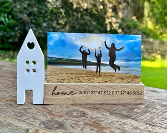 Photo/card holder with house and coordinates and text of your desired location