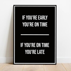 Può includere: Poster bianco e nero con il testo "Se arrivi presto, sei in orario. Se arrivi in orario, sei in ritardo."