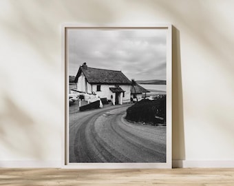 Poster da parete con fotografia costiera di Burgh Island, Devon. Stampa artistica e minimalista in bianco e nero, ideale per arredare la casa o come regalo di inaugurazione della casa.