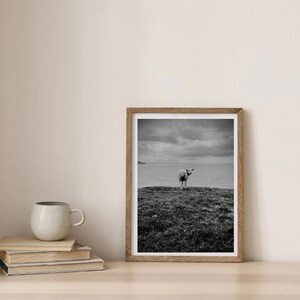 Väggkonstposter med kustfotografi i Burgh Island i Devon. Konstnärligt svartvitt minimalistiskt tryck för heminredning/värmande presenter.