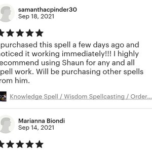 Pu&ograve; includere: Screenshot delle recensioni dei clienti di Etsy. Le recensioni mostrano nomi di clienti, date e valutazioni a cinque stelle. Una recensione menziona l'acquisto di un incantesimo e raccomanda il venditore, Shaun. L'altra recensione ha anche una valutazione a cinque stelle.