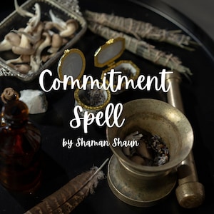 Puede incluir: Una bandeja negra con varios artículos para un hechizo de compromiso, incluyendo un mortero y un pilón, una pequeña botella, una pluma y dos pequeñas cajas con tapas. El texto "Commitment Spell by Shaman Shaun" está escrito en blanco en la bandeja.