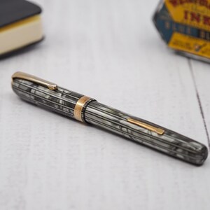 Pluma estilográfica vintage Universal V-100, restaurada
