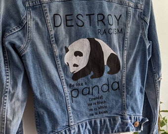 Bemalte Jeansjacke - Against Racism - Bei Like a Panda - Upcycling - gr. 34/36 - S