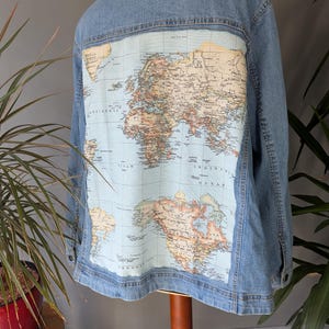Le monde sur ton dos | Veste en jean recyclé avec carte du monde cousue | Taille 52/54
