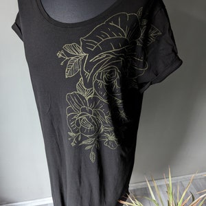 Schwarzes T-Shirtkleid mit handgemalten goldenen Blumen | Upcycling Unikat 44/46