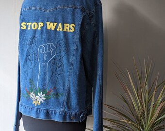 Veste en jean peinte - upcycling - stop wars - paix - fleurs - taille individuelle. 46