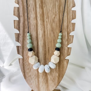 Collier moderne en silicone pour maman en marbre, menthe et bois | Collier d&#39;allaitement | Collier d&#39;allaitement | Collier violon