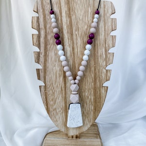 Collier moderne maman en silicone avec pendentif mauve clair et moucheté | Collier d&#39;allaitement | Collier d&#39;allaitement | Collier violon
