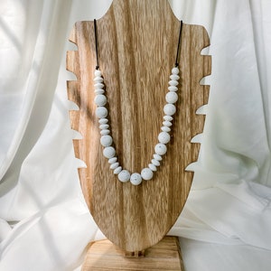 Speckled White Modern Mama Silicone Necklace | Nursing Necklace | Breastfeeding Necklace | Fiddle Necklace