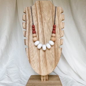 Collier moderne en silicone pour mamans en acajou, blanc moucheté et bois de hêtre | Collier d&#39;allaitement | Collier d&#39;allaitement | Collier violon