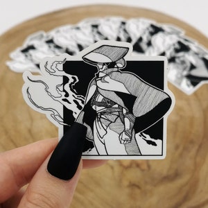 Puede incluir: Pegatina en blanco y negro con una ilustración estilizada de una persona con sombrero y capa, con llamas detrás.