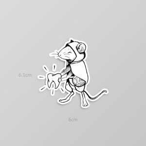 Sticker représentant la petite souris, style tatouage, sur un fond blanc pour présenter ses dimensions (6.1cm x 6cm)