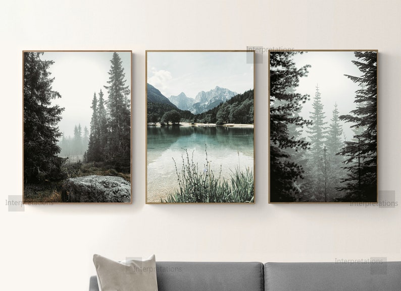 Puede incluir: Un conjunto de tres impresiones art&iacute;sticas enmarcadas de paisajes. Las impresiones presentan escenas serenas de bosques, monta&ntilde;as y un lago. La paleta de colores es apagada, con tonos de gris, verde y marr&oacute;n. Los marcos son dorados.