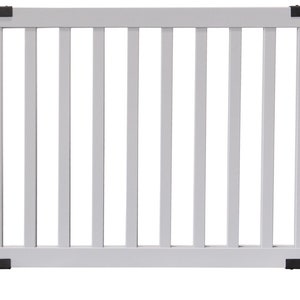 Op de afbeelding: Witte houten huisdierpoort met verticale latten en zwarte hardware. De poort is vrijstaand en heeft een basis met poten.