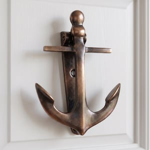 Antiker Türklopfer in Ankerform aus Bronze, nautische Türbeschläge, Küsten-Türklopfer in Ankerform, Vintage-Türdekoration im maritimen Stil, rustikale Einweihungsdekoration