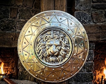 Middeleeuws ijzeren schild met leeuwenkop – 30 cm rond stalen schild voor tentoonstelling of re-enactment