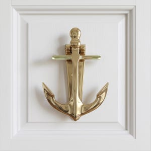 Llamador de puerta con ancla de latón pulido, llamador de puerta náutico con placa trasera, herrajes para puertas de estilo costero marino, decoración de puerta con ancla vintage