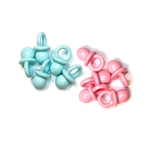 Mini Plastic Baby Pacifiers – 2cm Baby Shower Decorations, DIY Craft Charms, Tiny Favor Fillers for Gender Reveal & Party Games