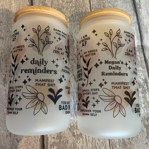 Tasse en verre Sweary Affirmations 16 oz/Tasse amour de soi/Tasse de responsabilisation/Cadeaux pour elle/Gobelet en verre/Tasse en bambou grossier/Affirmations personnalisées