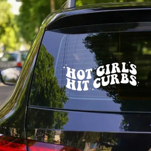 Peut inclure: Une voiture noire avec un autocollant en vinyle blanc sur la vitre arrière qui dit "Hot Girls Hit Curbs".