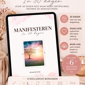 Op de afbeelding: Een digitale PDF-download getiteld MANIFESTEREN In 30 dagen met een tablet waarop een afbeelding van een boom bij zonsondergang staat. De lay-out bevat tekst over een 30-daagse reis, dagelijkse affirmaties en zes exclusieve bonussen.