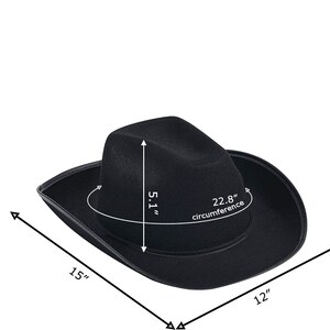 Peut inclure: Chapeau de cowboy en feutre noir avec une circonf&eacute;rence de 22,8 pouces et une calotte de 5,1 pouces. Le chapeau a un bord de 15 pouces et un diam&egrave;tre de 12 pouces.