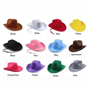 Peut inclure: Douze chapeaux de cowboy en feutre de diff&eacute;rentes couleurs, dont le marron, le blanc, le rouge, le jaune, le noir, le rose, le bleu, le marron fonc&eacute;, le rose fuchsia, le violet, le vert et le gris.