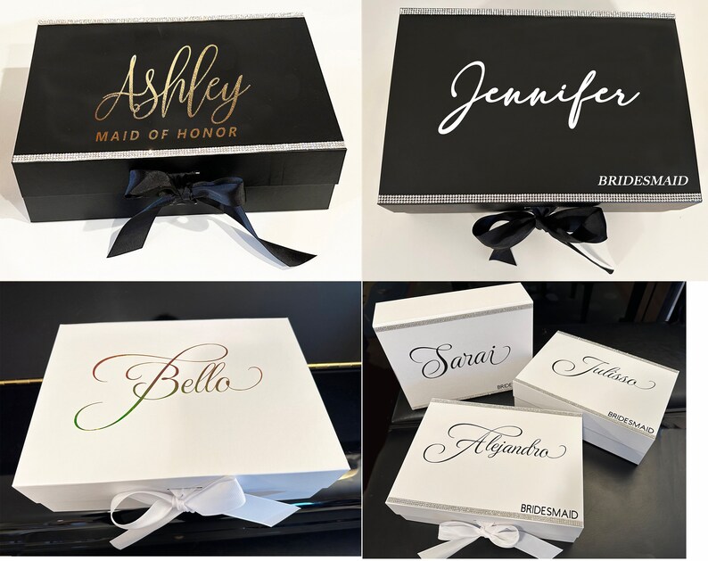 Puede incluir: Cuatro cajas de regalo negras y blancas con un borde plateado y una cinta. Las cajas est&aacute;n decoradas con los nombres "Ashley Maid of Honor", "Jennifer Bridesmaid", "Sarai", "Julissa Bridesmaid" y "Alejandro Bridesmaid".