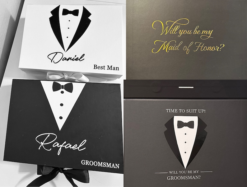 Puede incluir: Dos cajas de regalo blancas y negras con dise&ntilde;os de esmoquin y el texto "&iquest;Quieres ser mi dama de honor?" y "&iquest;Quieres ser mi padrino?" en la parte superior de las cajas.