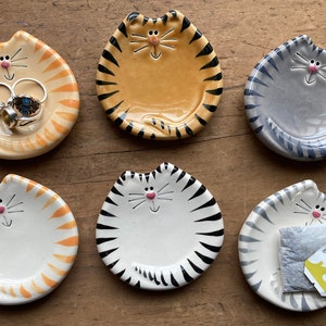 Ceramic tiger cat dishes can be a tea bag holder, spoon rest or soap dish. These happy tabby cats are adorable cat lover and cat mom gifts.