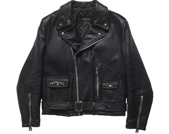Könnte beinhalten: Schwarze Lederjacke im Motorrad-Stil mit Reißverschluss, zwei Fronttaschen und einem Gürtel an der Taille.