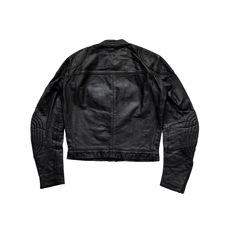 Może przedstawiać: Czarna sk&oacute;rzana kurtka motocyklowa z zamkiem błyskawicznym i pikowanymi detalami na rękawach.