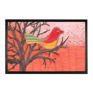 Puede incluir: Un pájaro rojo, amarillo y verde con una cola larga se posa en una rama de un árbol desnudo sobre un fondo rojo y rosa.