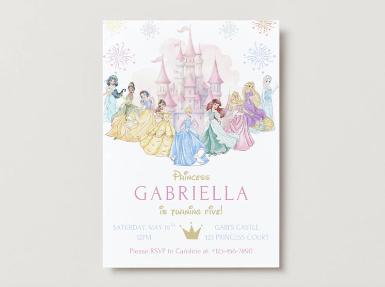 Puede incluir: Una invitaci&oacute;n con tem&aacute;tica de princesas con una ilustraci&oacute;n en acuarela de un castillo y princesas. La invitaci&oacute;n incluye el texto "Princess Gabriella is turning five!" y los detalles del evento.