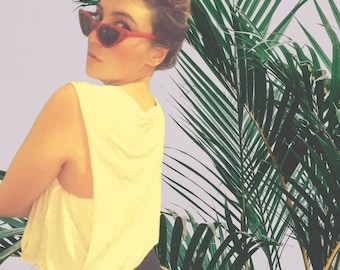 Tag auf dem grünen Festival Sonnenbrille schwarz Rauch Schattierungen schwarz rot Cateyes Retro Sunnies komplette Vintage Look Outfit