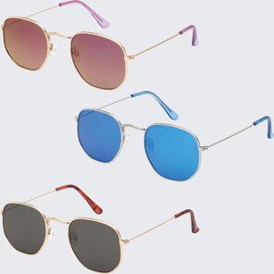 Op de afbeelding: Drie paar vierkante zonnebrillen met metalen frames. De zonnebrillen hebben verschillende gekleurde glazen: roze, blauw en zwart.