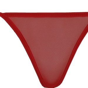 Könnte beinhalten: Rote Netz-Unterwäsche mit dünnen Trägern.