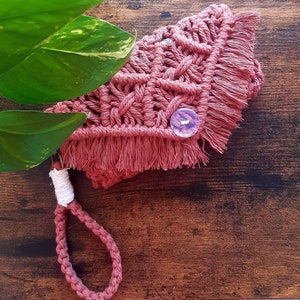Pochette en macramé bordeaux avec une poignée
