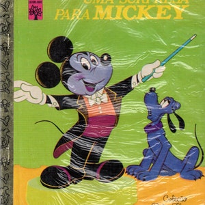 Uma Surpresa Para Mickey Portuguese/Brazil Edition of A Surprise for Mickey Mouse Little Golden Hardcover Children&#39;s Book