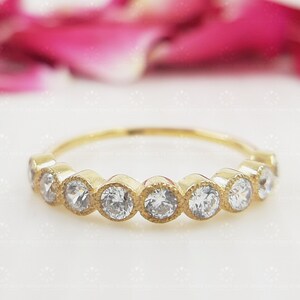 Runder Moissanite Bubble Style Ehering, 14K Gelbgold Ring, halbe Eternity stapelbarer Band, Diamantring in Lünette, Jubiläumsring