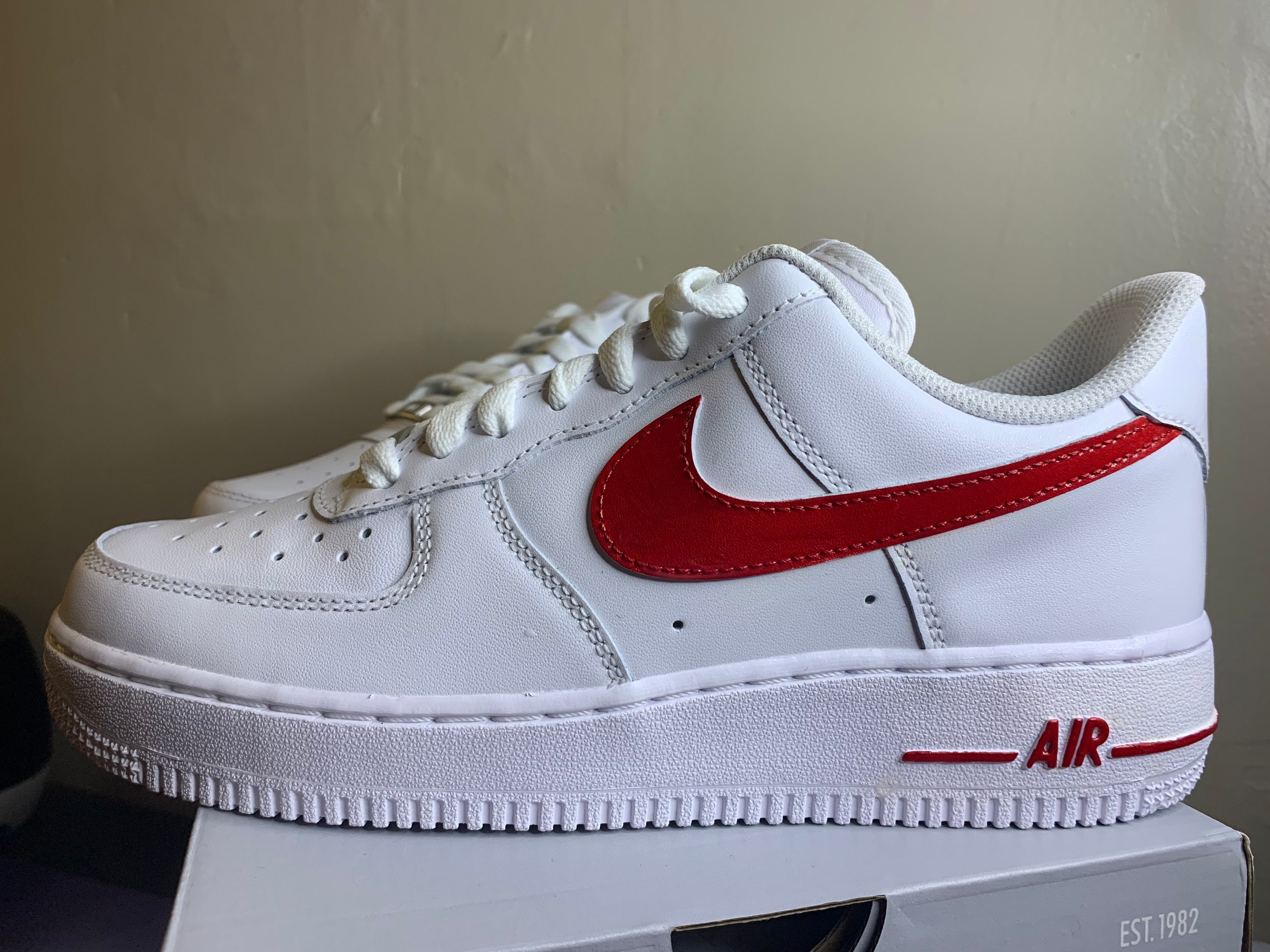 white af1 red bottom