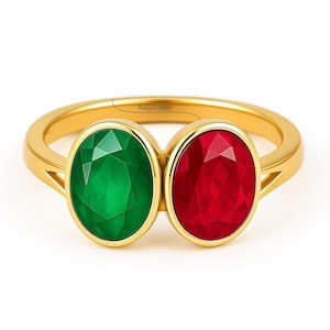 Może przedstawiać: Złoty pierścionek z dwoma owalnymi kamieniami szlachetnymi, jednym szmaragdowozielonym i jednym rubinowoczerwonym. Pierścionek ma regulowaną obrączkę. Kamienie są umieszczone obok siebie. Nowoczesny design.