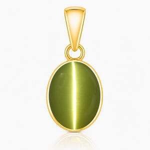 Op de afbeelding: Een ovaalvormige hanger met een gladde, olijfgroene kattenoog-edelsteen in een zetting van gepolijst geelgoud. De hanger is voorzien van een taps toelopend gouden oogje aan de bovenzijde voor bevestiging aan een ketting en vertoont een lichtstreep.