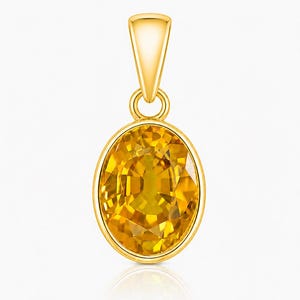 Op de afbeelding: Een gele ovale edelsteen hanger gezet in een gepolijst gouden frame. De gefacetteerde steen vertoont een levendige goudgele tint met interne lichtreflecties. Een gladde gouden hangerring is bevestigd aan de bovenkant van de ovale zetting.