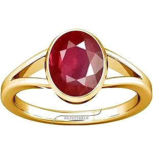 Może przedstawiać: Złoty pierścionek z owalnym, czerwonym rubinem. Pierścionek jest regulowany.