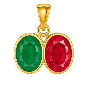 Może przedstawiać: Złoty wisiorek z dwoma owalnymi kamieniami szlachetnymi: żywym zielonym szmaragdem i głębokim czerwonym rubinem. Kamienie są osadzone obok siebie w złotej oprawie, ze złotym uchwytem na łańcuszek. Wisiorek ma polerowane wykończenie.