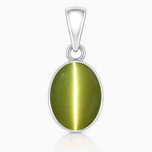 Op de afbeelding: Een ovaalvormige hanger met een gladde, gepolijste olijfgroene kattenoogsteen in een eenvoudige zilverkleurige metalen zetting. De hanger is voorzien van een driehoekig oogje aan de bovenzijde voor bevestiging aan een ketting of koord.
